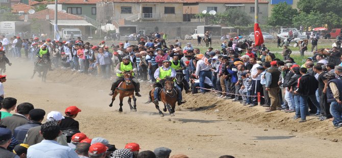 Çiğli’de Pazar Günü Rahvan At Yarışları Heyecanı