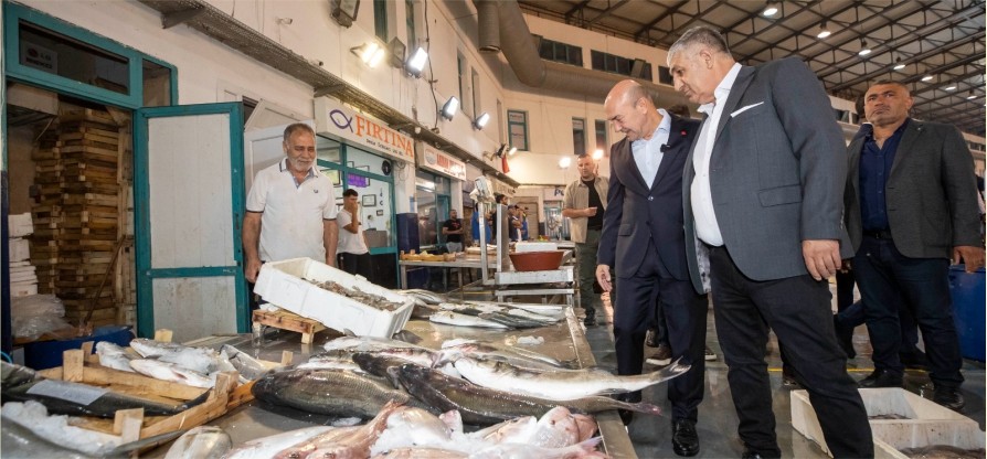 İzmirli balıkçılar sezonu açtı, siftahı Başkan Soyer yaptı