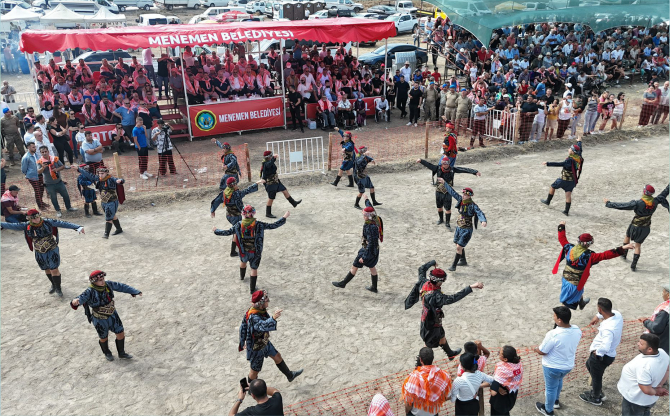 Menemen’de rahvan at şöleni yaşandı