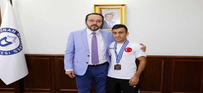 Kick Boks ta Gümüş Madalya Sevinci