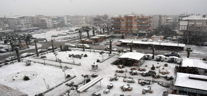 Aliağa’da Kar Yağışı Devam Ediyor