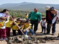 Aliağalı Öğrenciler Uzunhasanlar’da Fidan Dikti